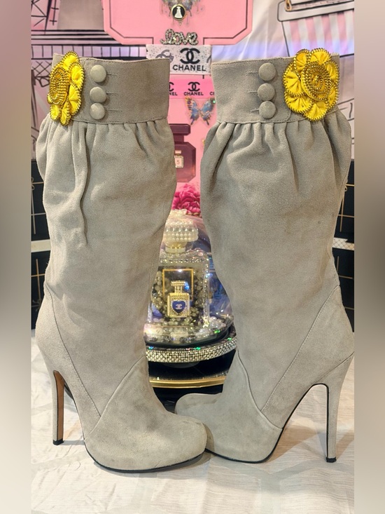 Dolce Vita Shoes - EUC🌼💝Dolce Vita
Suede High-Heel Knee Boots with Yellow Flower Accent.